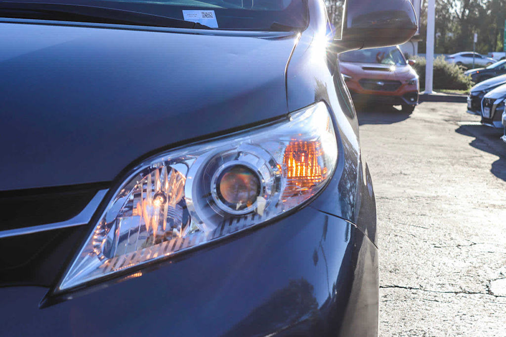 2018 Toyota Sienna LE 21