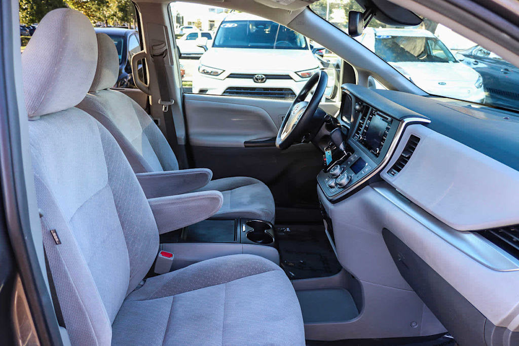 2018 Toyota Sienna LE 10