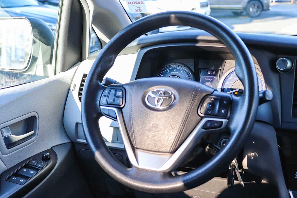 2018 Toyota Sienna LE 13