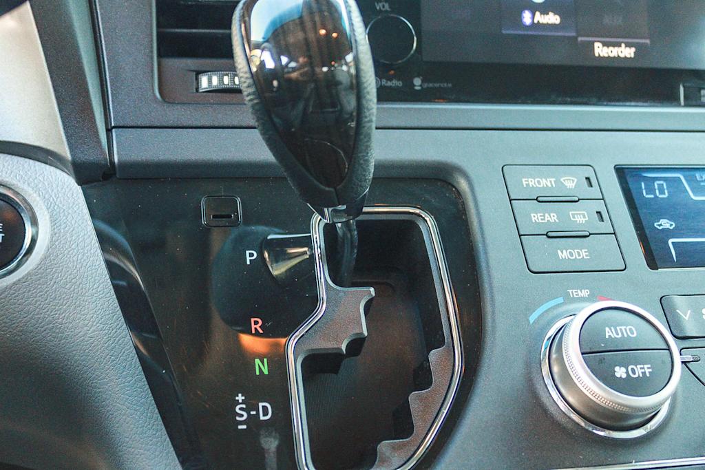 Thumbnail: 2015 Toyota Sienna - 15
