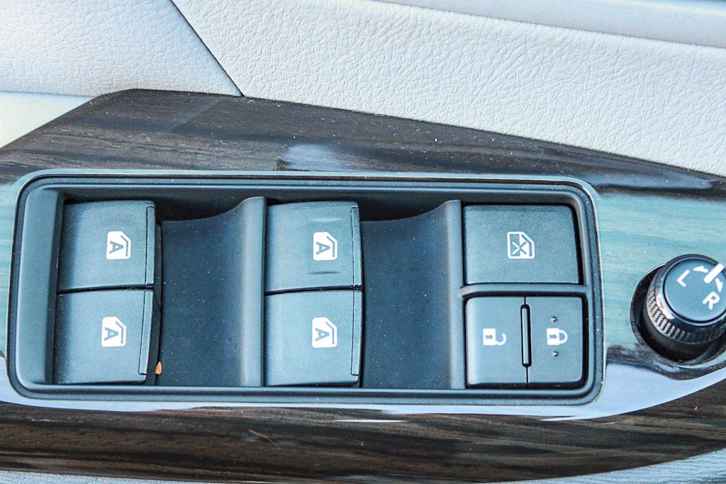 Thumbnail: 2015 Toyota Sienna - 23