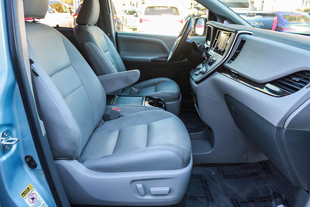 Thumbnail: 2015 Toyota Sienna - 10