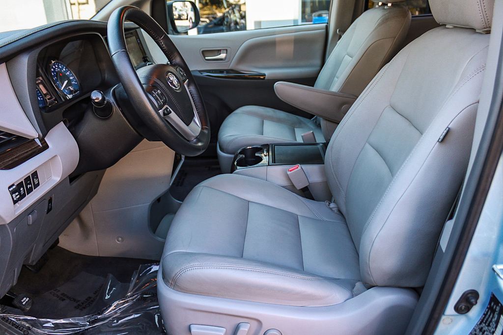 Thumbnail: 2015 Toyota Sienna - 11