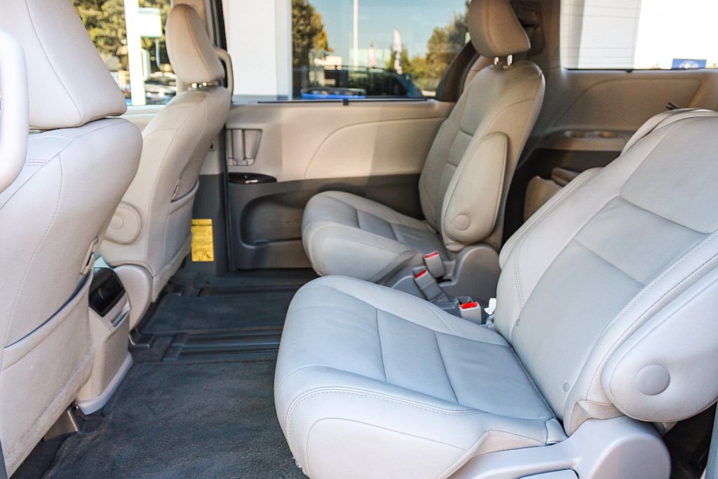 Thumbnail: 2015 Toyota Sienna - 12