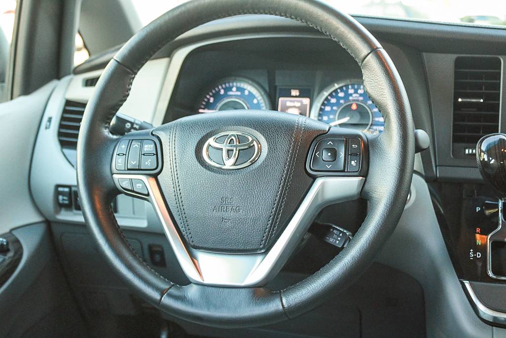 Thumbnail: 2015 Toyota Sienna - 13