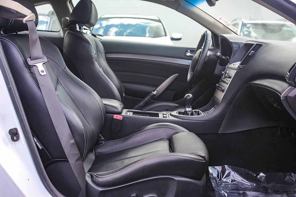 2011 INFINITI G37 Sport 10