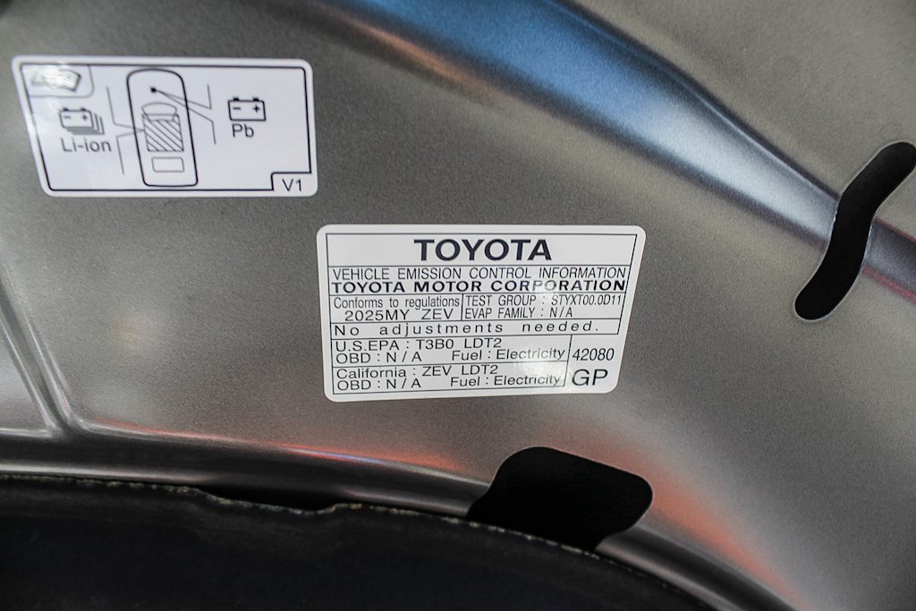 Thumbnail: 2025 Toyota bZ4X - 17