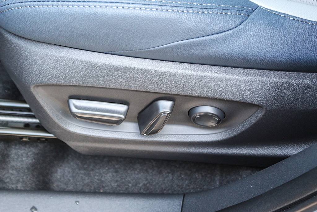 2025 Subaru Solterra Touring 23
