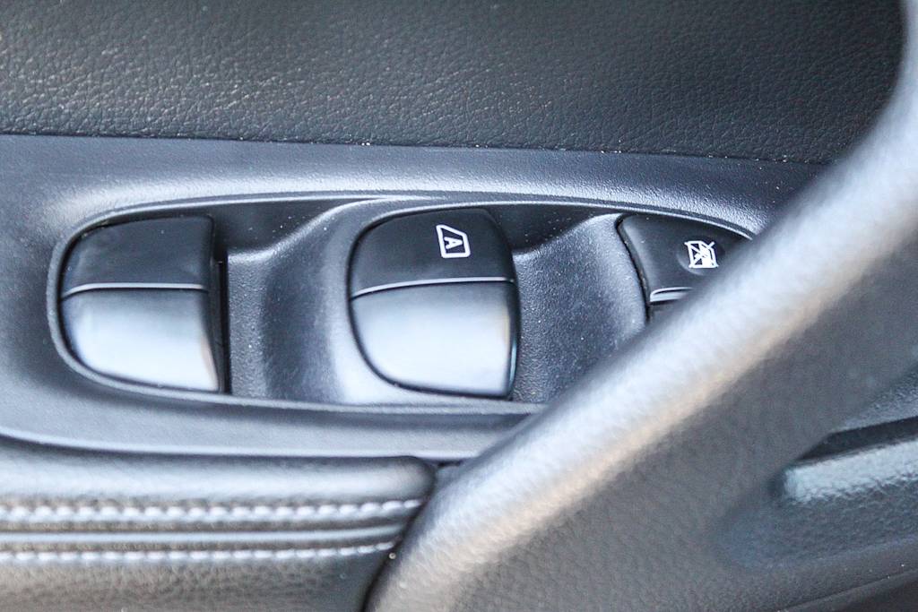 Thumbnail: 2015 Nissan Rogue - 18