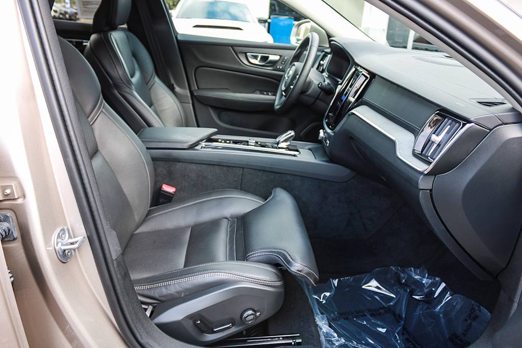 Thumbnail: 2025 Volvo V60 - 10