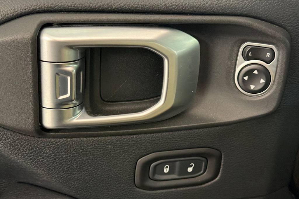 Thumbnail: 2018 Jeep Wrangler - 23