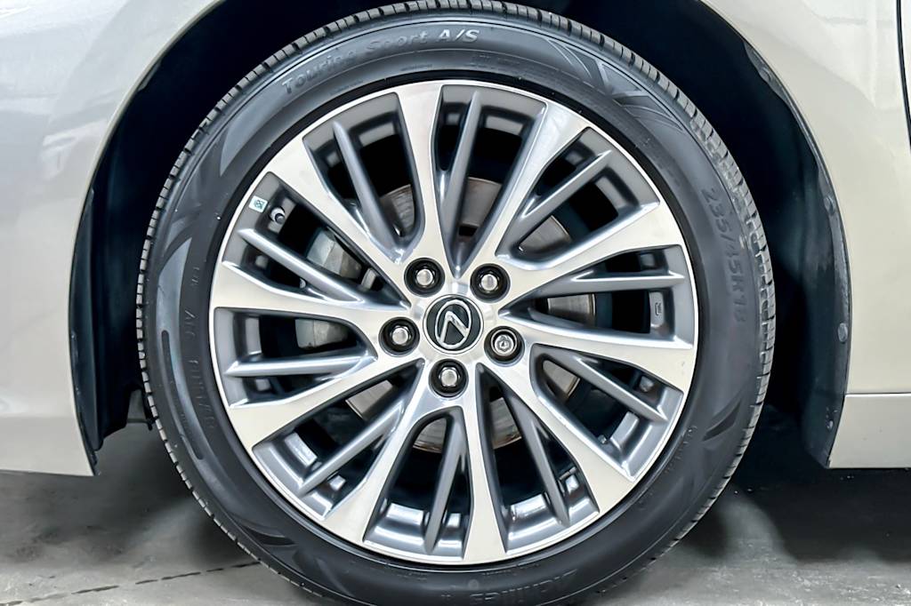 Thumbnail: 2020 Lexus ES - 8