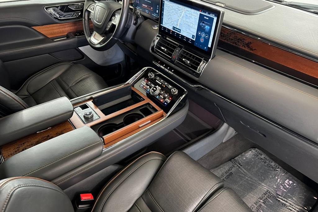 Thumbnail: 2023 Lincoln Navigator L - 12
