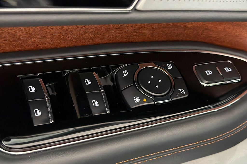 Thumbnail: 2023 Lincoln Navigator L - 21