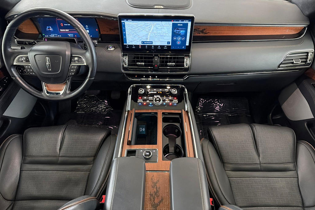 Thumbnail: 2023 Lincoln Navigator L - 2