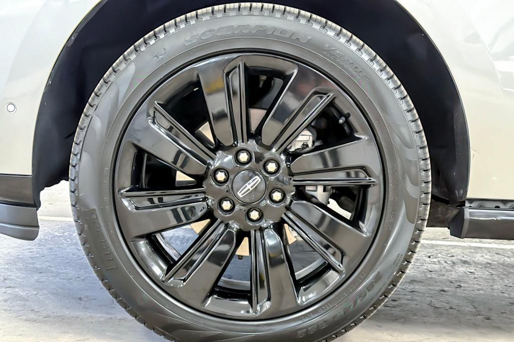 Thumbnail: 2023 Lincoln Navigator L - 8