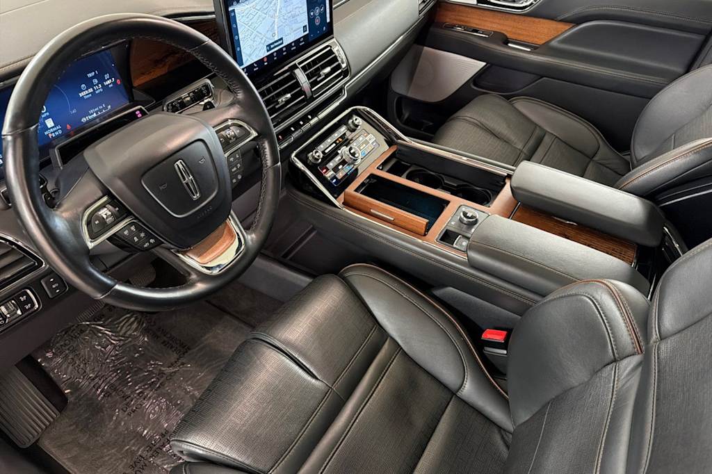 Thumbnail: 2023 Lincoln Navigator L - 9