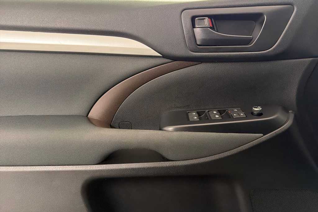 Thumbnail: 2019 Toyota Highlander - 21