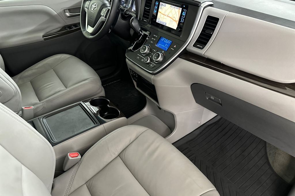 Thumbnail: 2017 Toyota Sienna - 11