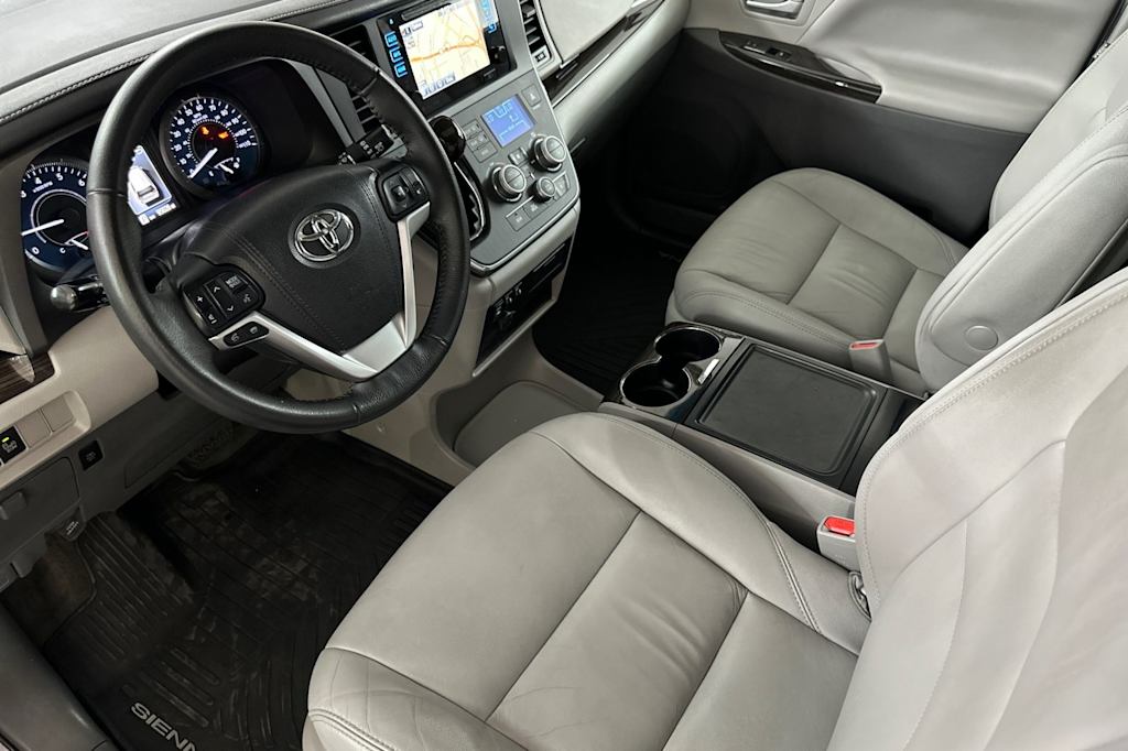 Thumbnail: 2017 Toyota Sienna - 8