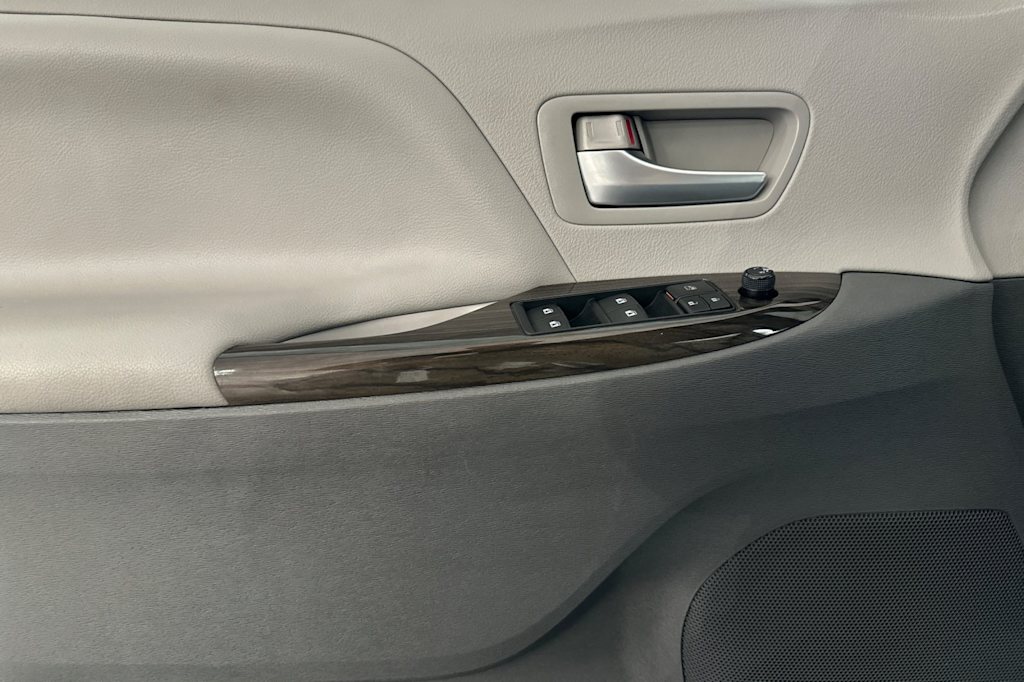 Thumbnail: 2017 Toyota Sienna - 20