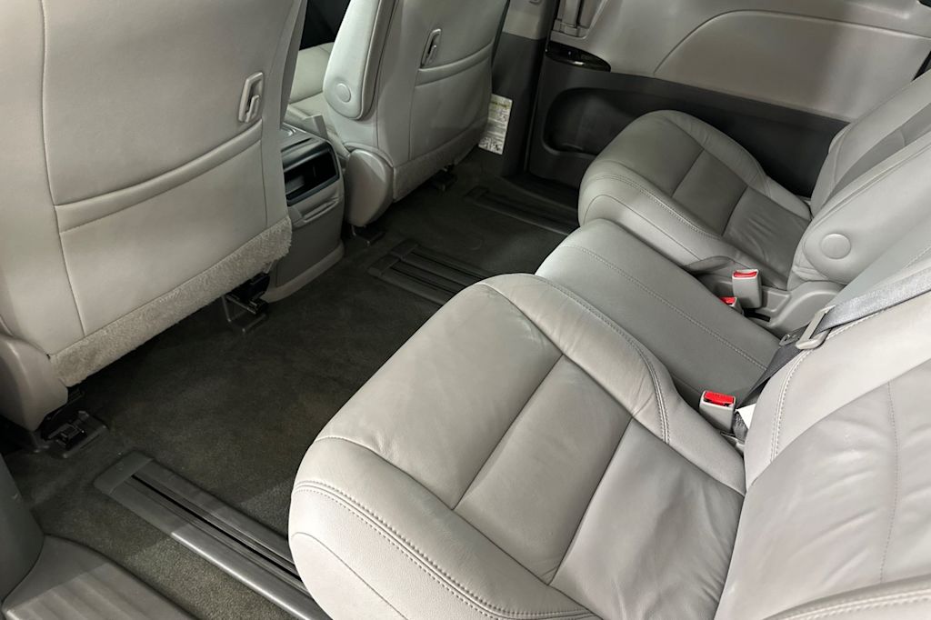 Thumbnail: 2017 Toyota Sienna - 9