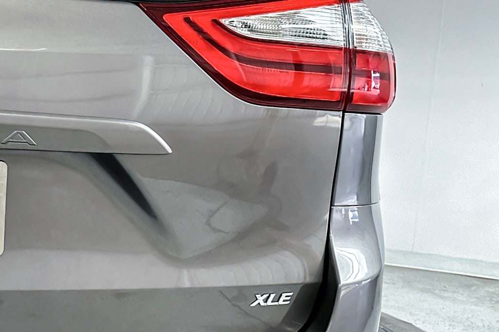 Thumbnail: 2017 Toyota Sienna - 27