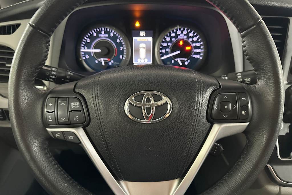 Thumbnail: 2017 Toyota Sienna - 25