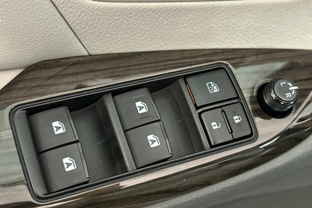 Thumbnail: 2017 Toyota Sienna - 21