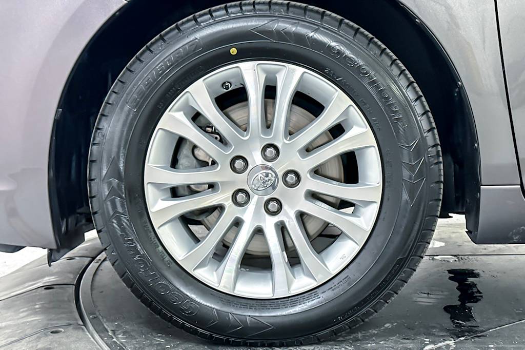 Thumbnail: 2017 Toyota Sienna - 7