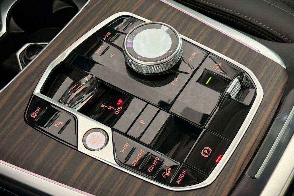 Thumbnail: 2026 BMW X7 - 14