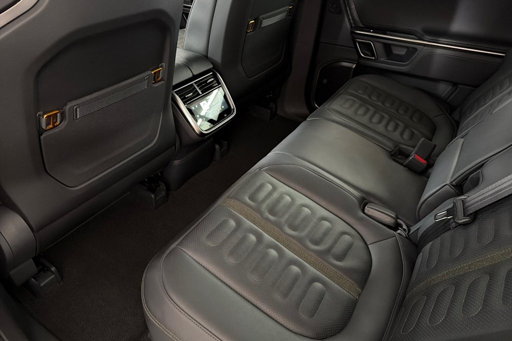 Thumbnail: 2023 Rivian R1S - 10