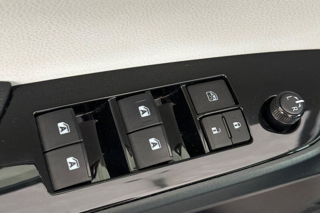 Thumbnail: 2018 Toyota Prius - 21