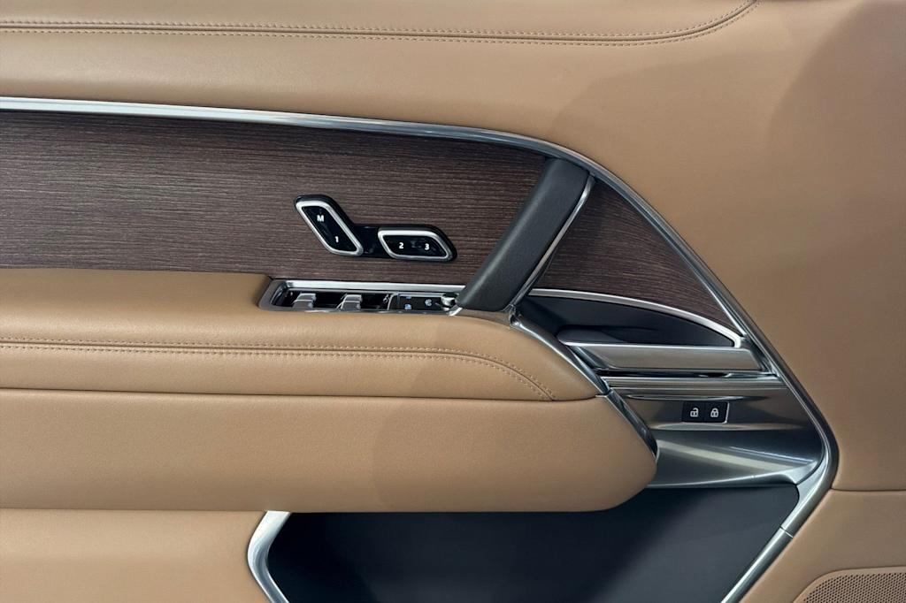 Thumbnail: 2023 Land Rover Range Rover - 21