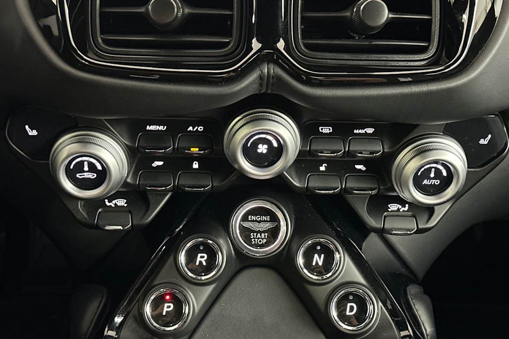 2022 Aston Martin Vantage  23