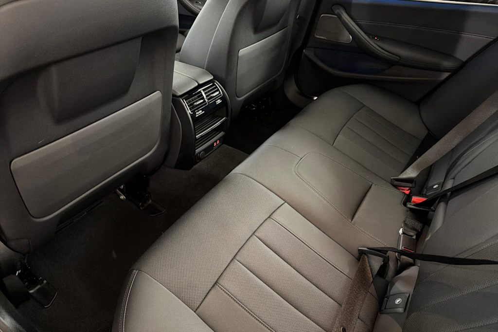 Thumbnail: 2023 BMW 5 Series - 10