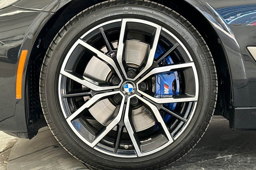 2023 BMW 5 Series 550i 8