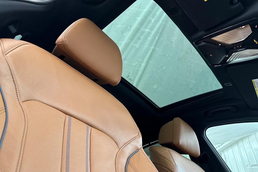 2023 BMW 5 Series 550i 21