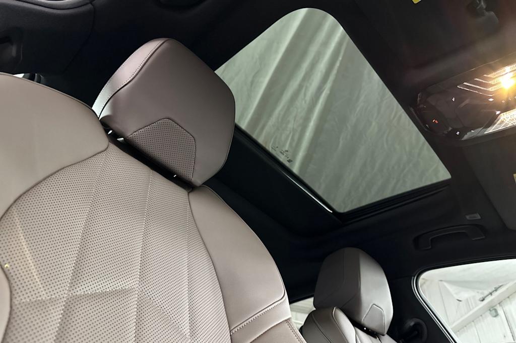 Thumbnail: 2025 BMW 5 Series - 23