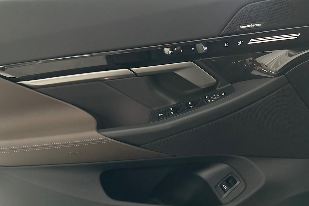 Thumbnail: 2025 BMW 5 Series - 21