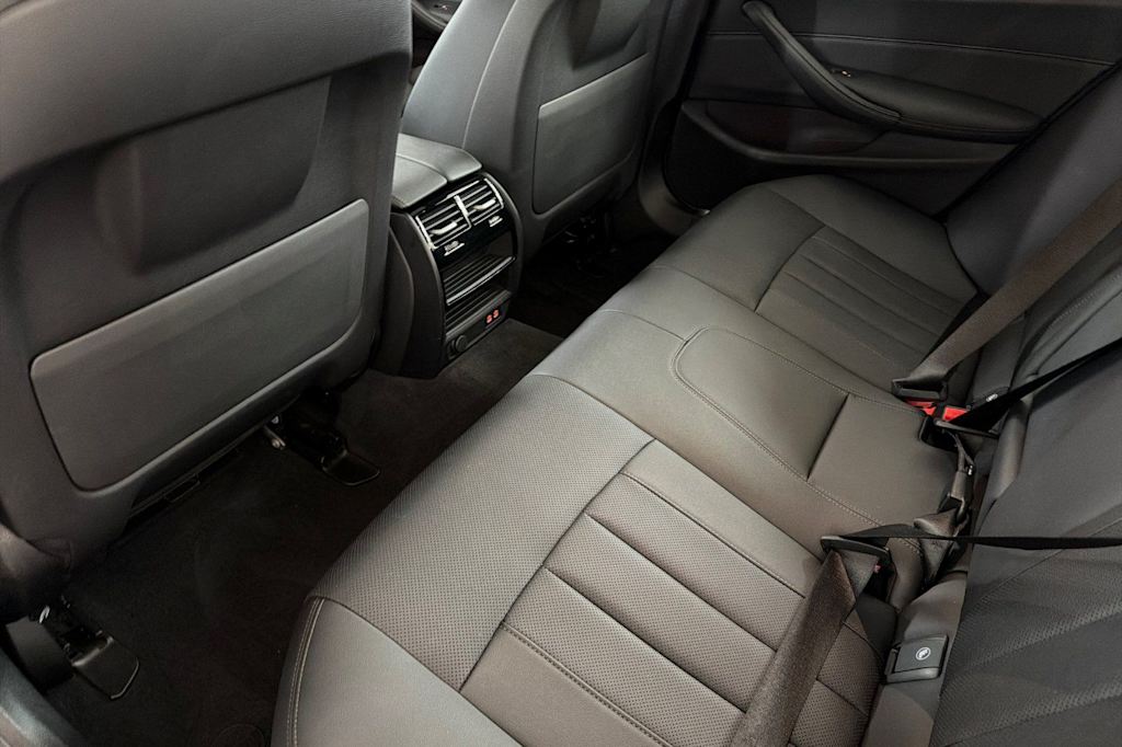 Thumbnail: 2023 BMW 5 Series - 10