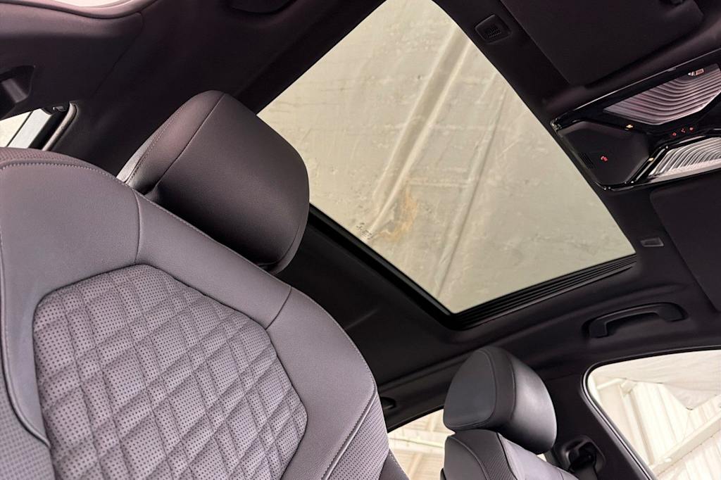 Thumbnail: 2023 BMW 5 Series - 22