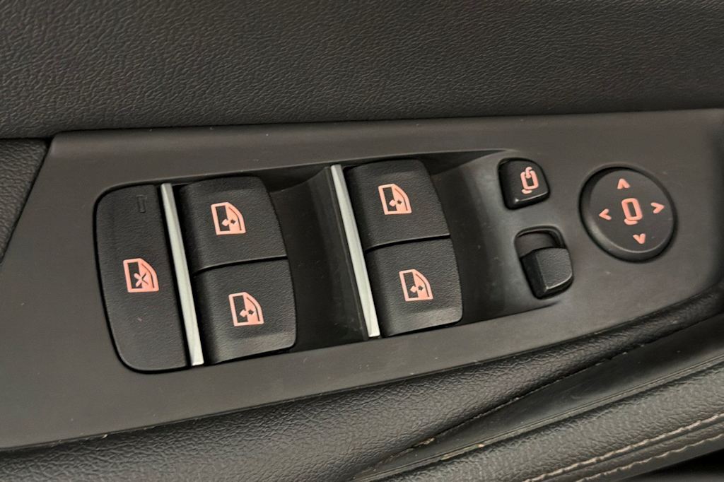 Thumbnail: 2023 BMW 5 Series - 21