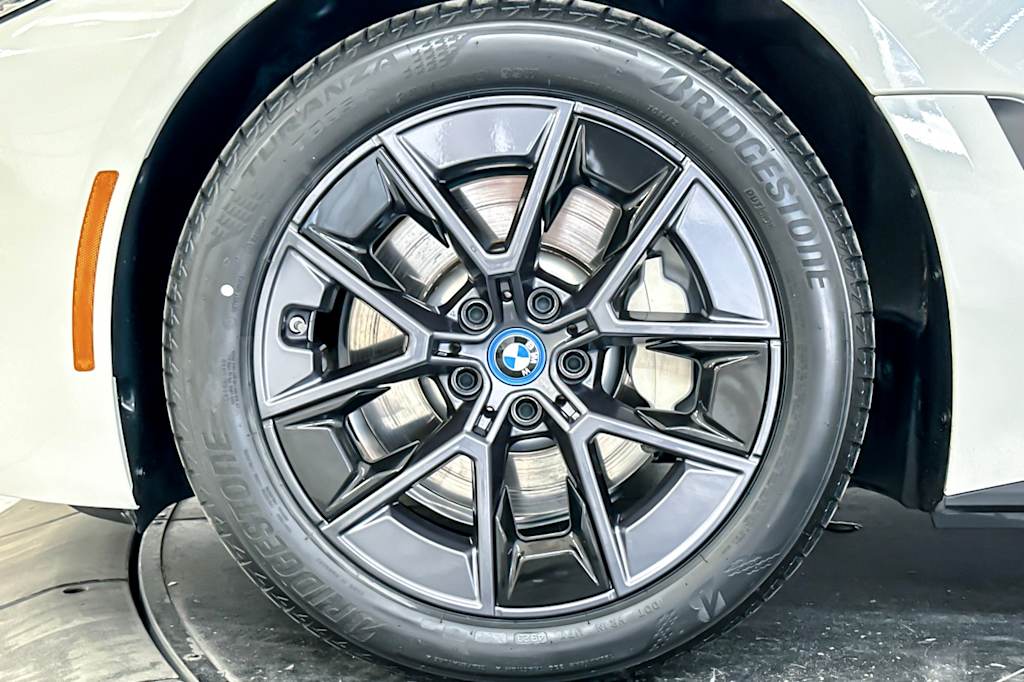 Thumbnail: 2023 BMW i4 - 8