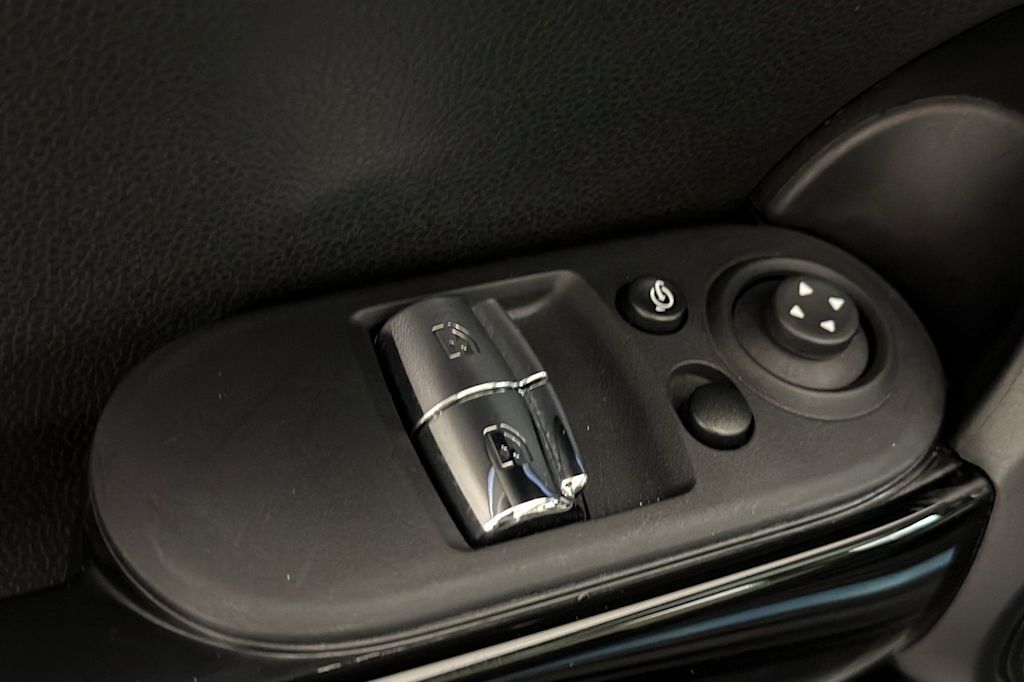 Thumbnail: 2023 MINI Cooper - 22
