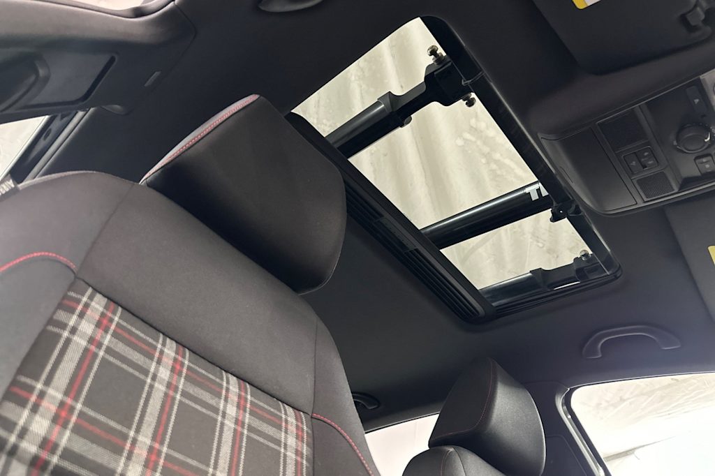 Thumbnail: 2011 Volkswagen Golf - 22