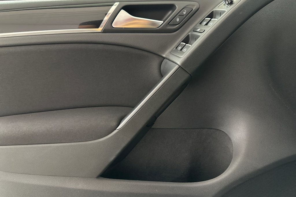 Thumbnail: 2011 Volkswagen Golf - 20