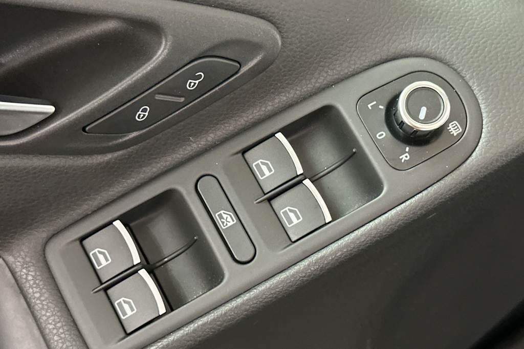 Thumbnail: 2011 Volkswagen Golf - 21