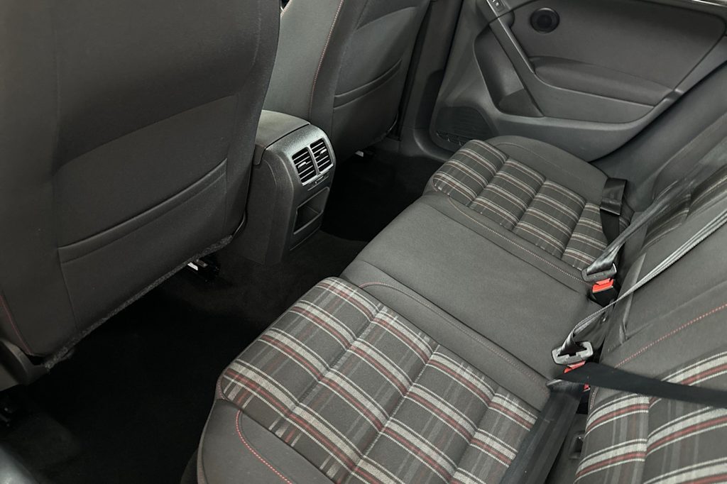 Thumbnail: 2011 Volkswagen Golf - 9