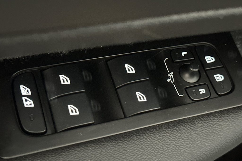 Thumbnail: 2021 Volvo XC40 - 22